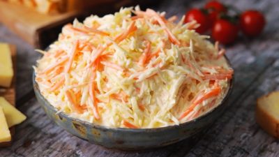Domácí Coleslaw se zakysanou smetanou