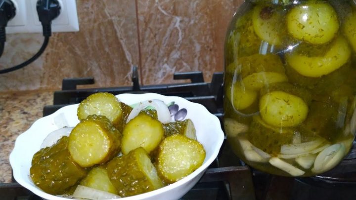 Okurky bez zavařování s cibulí a česnekem