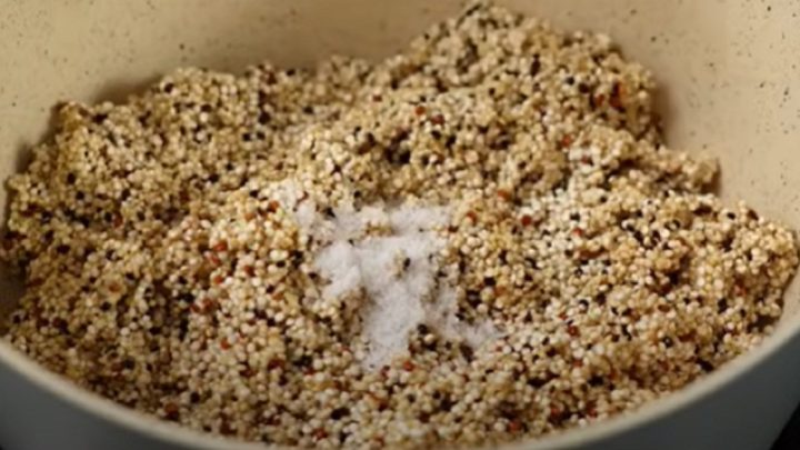 Salát s quinoou, fetou a olivami