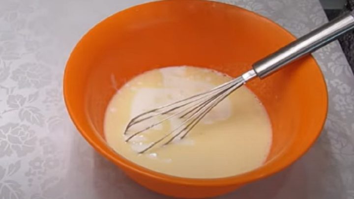 Broskvová buchta s kefírem a čokoládou