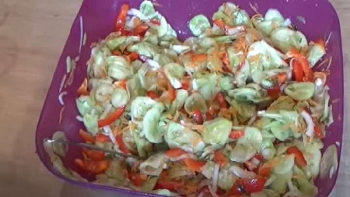 Sladkokyselý zeleninový salát s koprem