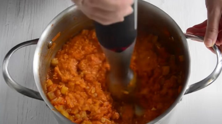 Cuketový kaviár s cibulí a koriandrem