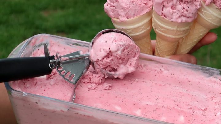 Jahodová zmrzlina se smetanou