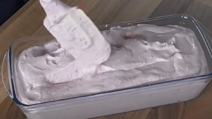 Jahodová zmrzlina se smetanou