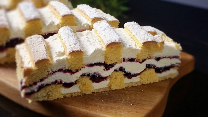 Kardinálův řez s borůvkovým džemem