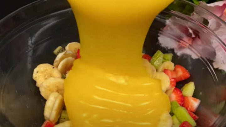 Nepečená ovocná bábovka s karamelem