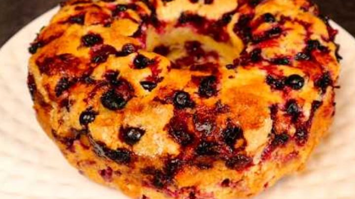 Bublaninová bábovka s černým rybízem