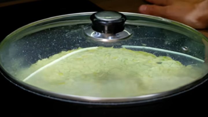 Zdravá cuketová pizza s klobásou