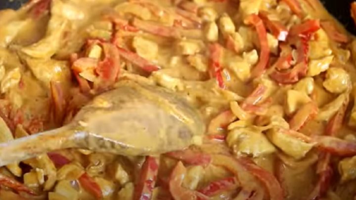 Kuře na paprice se smetanou a rýží