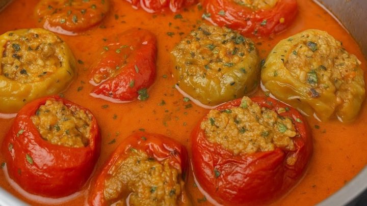 Papriky plněné masem, zeleninou a rýží
