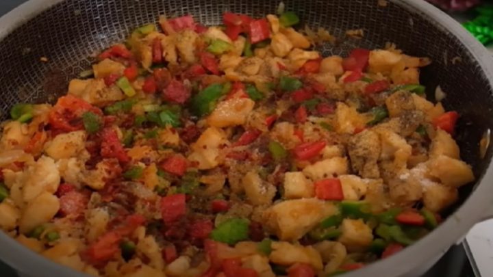 Bramboráky s kuřecí směsí a čedarem