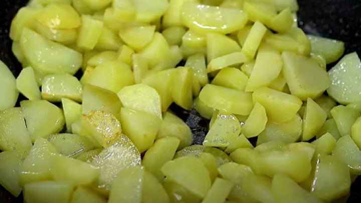 Brambory se slaninou, sýrem a petrželkou