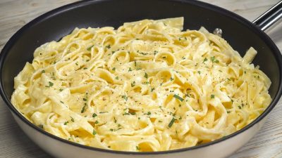 Těstoviny s jednoduchou sýrovou omáčkou