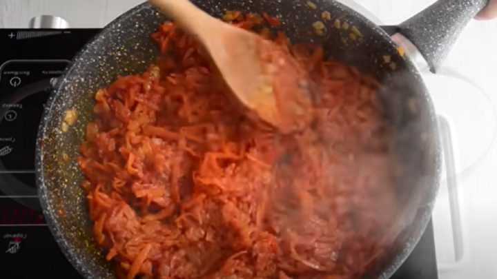 Cuketový kaviár s cibulí a koriandrem