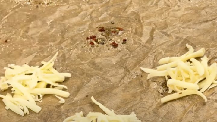 Brokolicové chipsy s parmazánem