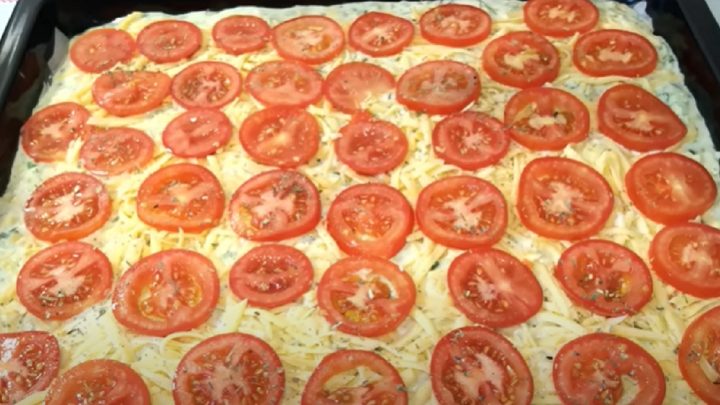 Cuketová pizza na plech s rajčaty a sýrem