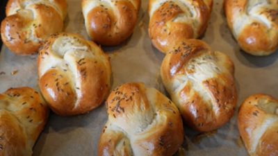 Housky s kmínem z kynutého těsta