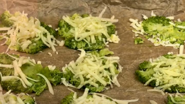 Brokolicové chipsy s parmazánem