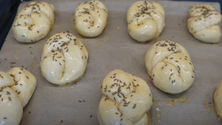 Housky s kmínem z kynutého těsta