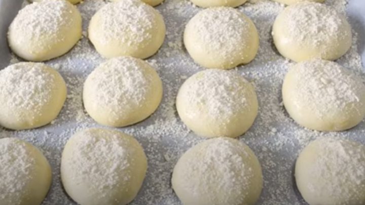 Buchty s jahodovou náplní a drobenkou