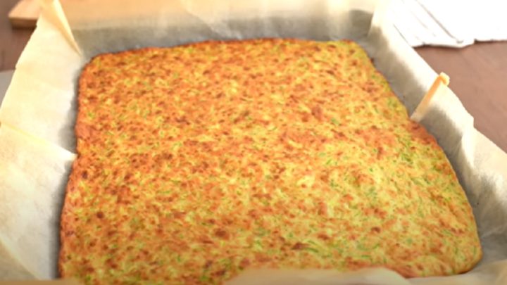 Rychlá cuketová roláda se sýrem a rajčaty