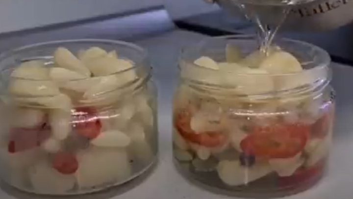 Česnek na zimu s chilli papričkou