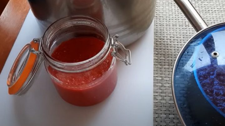 Pikantní adžika bez vaření s česnekem