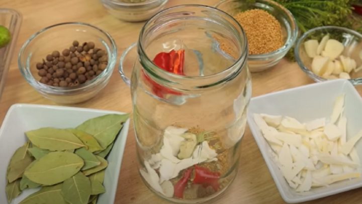 Zavařené okurky v octovém nálevu