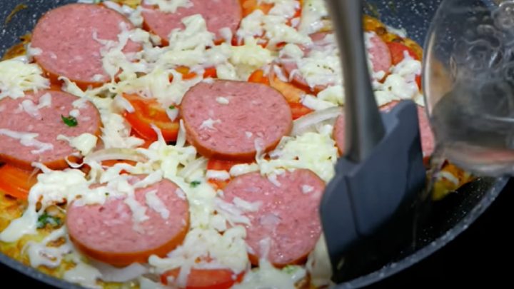 Zdravá cuketová pizza s klobásou
