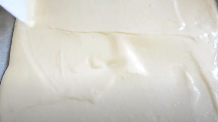 Roláda s karamelovým krémem a arašídy