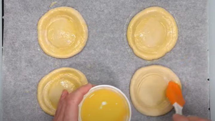 Koláče s borůvkami z kynutého těsta