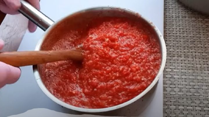 Pikantní adžika bez vaření s česnekem