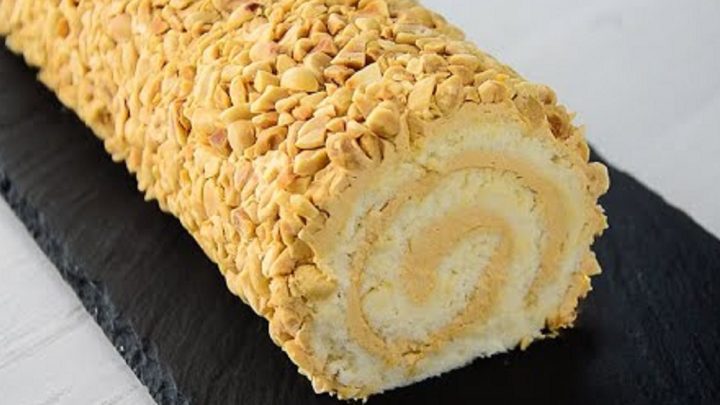 Roláda s karamelovým krémem a arašídy