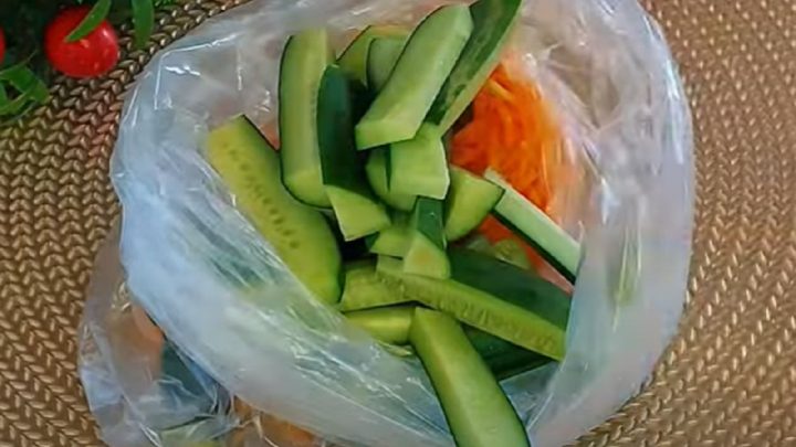 Rychlý okurkový salát s mrkví a česnekem