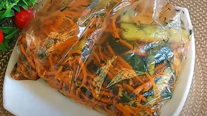 Rychlý okurkový salát s mrkví a česnekem