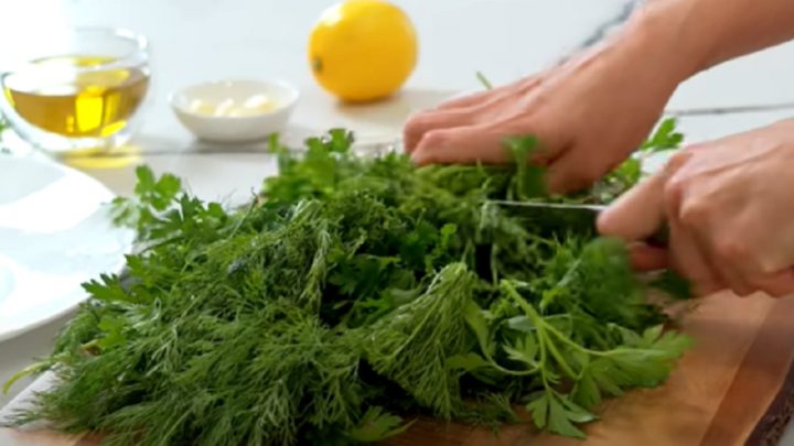 Rychlé bylinkové pesto s česnekem