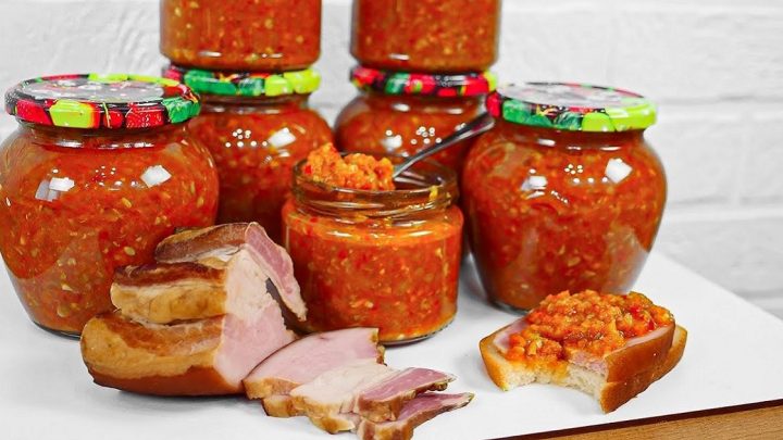 Cuketová adžika s mrkví a rajčaty