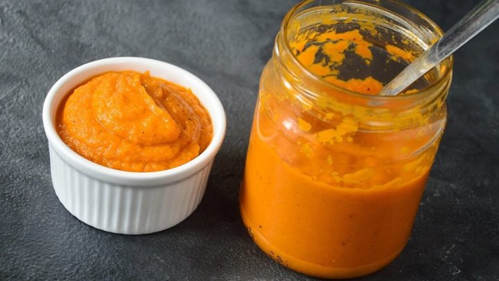 Cuketový kaviár s cibulí a koriandrem