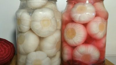 Nakládaný česnek s řepou a pepřem