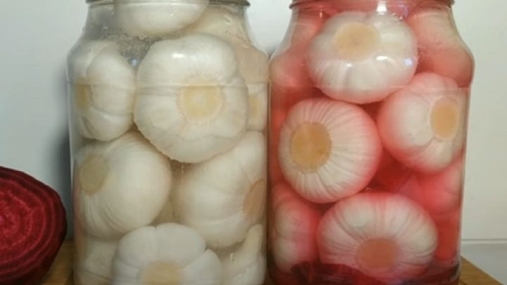 Nakládaný česnek s řepou a pepřem