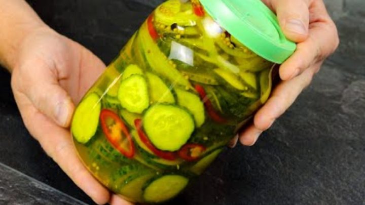 Nakládané okurky s cibulí a kurkumou