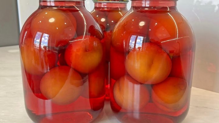 Broskve ve sladkém nálevu jen ze 3 surovin Broskve ve sladkém nálevu jen ze 3 surovin