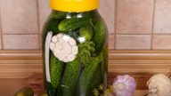 Nakládané okurky s česnekem a koprem