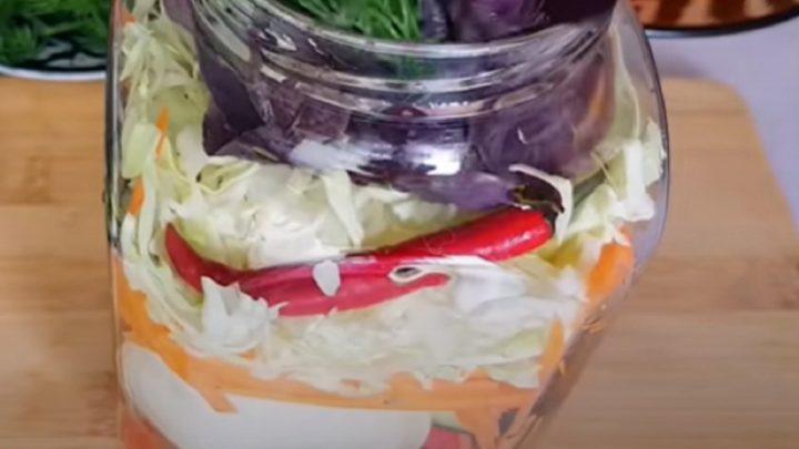 Barevný zeleninový salát na zimu