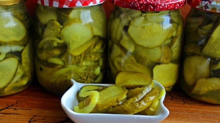 Okurkový salát na zimu s cibulí