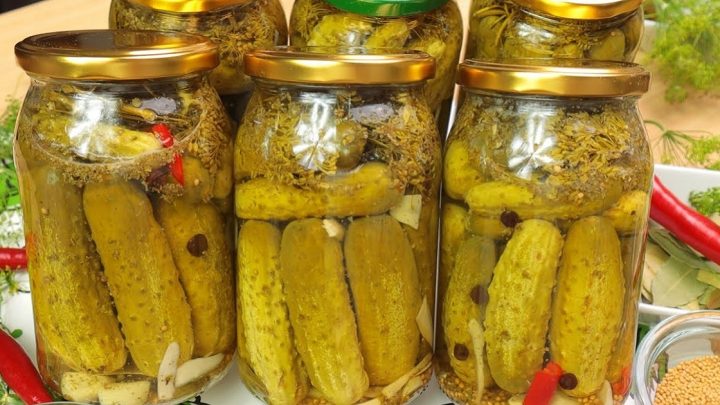 Zavařené okurky v octovém nálevu