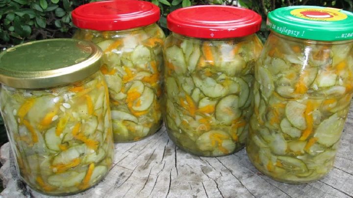 Zimní okurkový salát s mrkví a cibulí Zimní okurkový salát s mrkví a cibulí