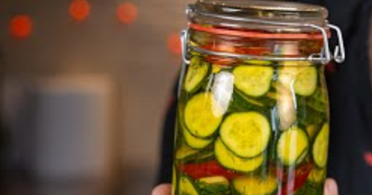 Nakládané okurky s chilli a koprem