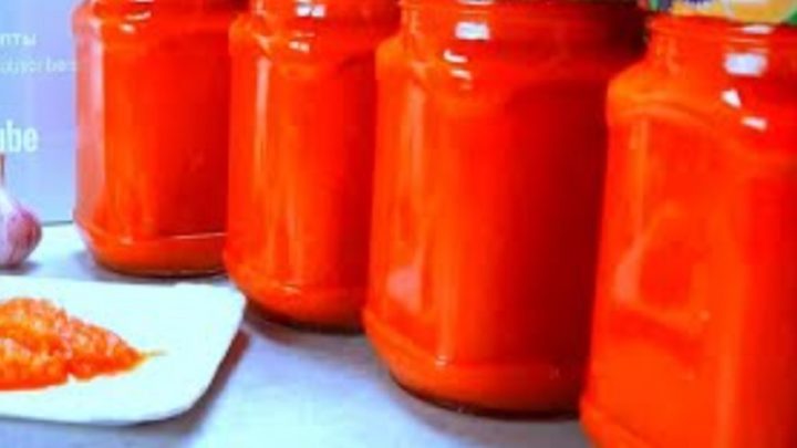 Pikantní cuketová adžika s česnekem