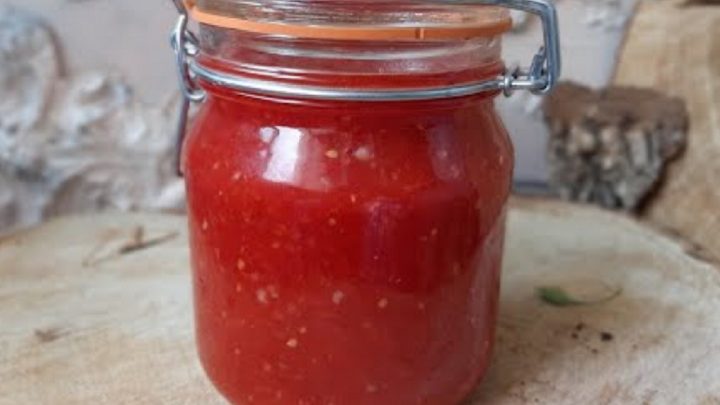 Pikantní adžika bez vaření s česnekem